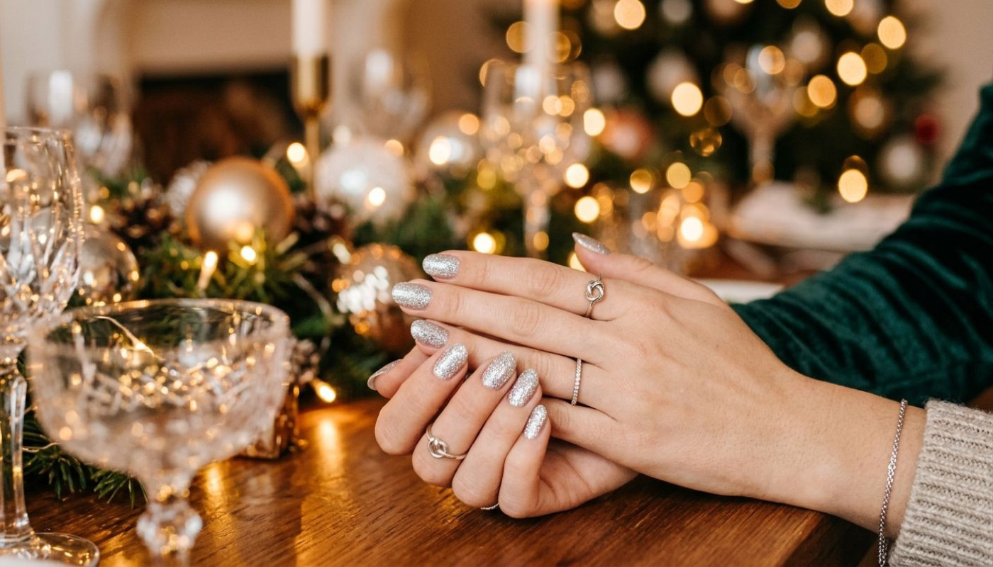 Comment créer une manucure scintillante parfaite pour les fêtes ?